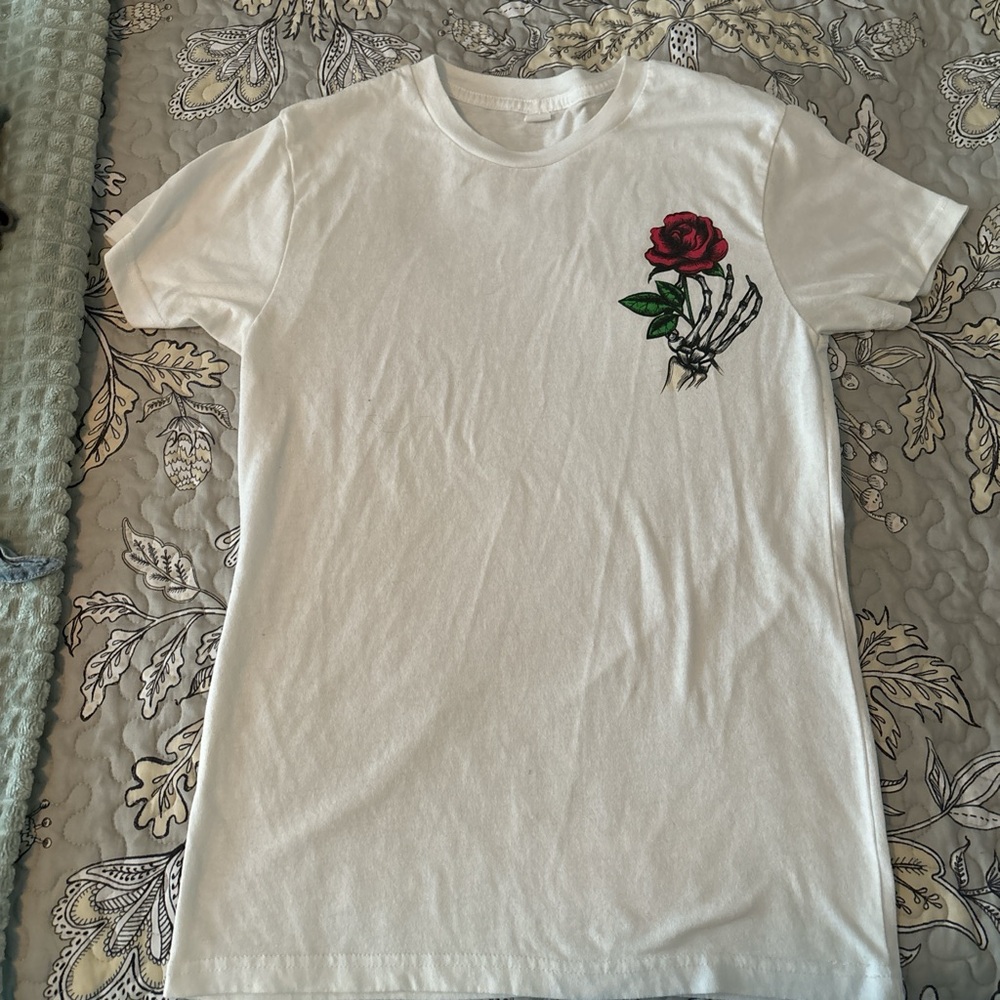 Size small White tee with Rose and skull